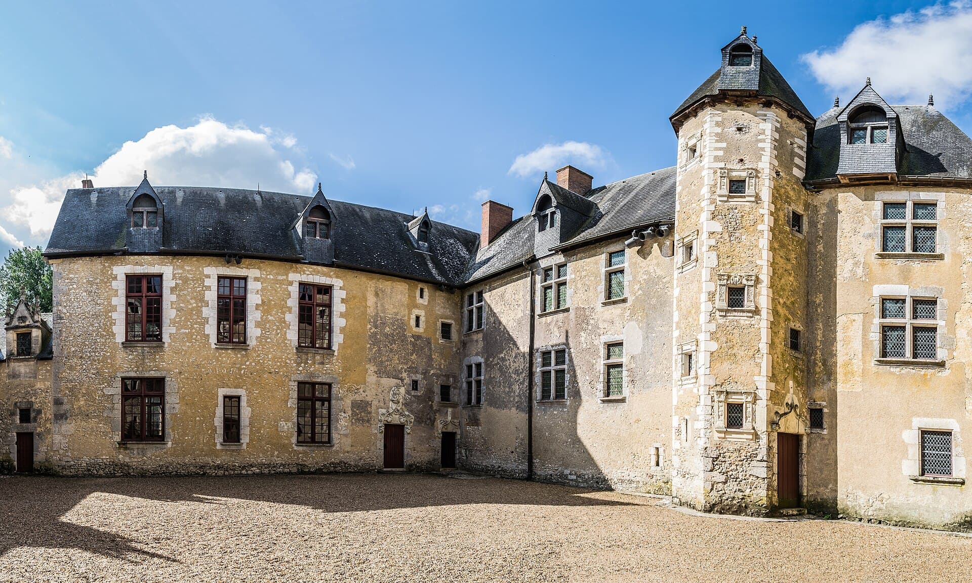 Château de Fougères-sur-Bièvre (Fougères-sur-Bièvre) Château de Fougères-sur-Bièvre — château à Fougères-sur-Bièvre, Loir-et-Cher, intérieur, classé mh