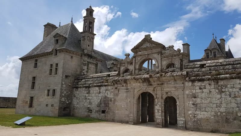 Château de Kerjean (Saint-Vougay) Château de Kerjean — château à Saint-Vougay, Finistère, classé mh