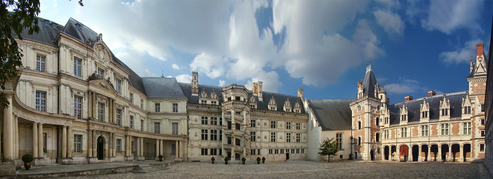 Château de Blois – aile Louis XII (Blois) Château de Blois – aile Louis XII — château à Blois, Loir-et-Cher, façade, classé mh