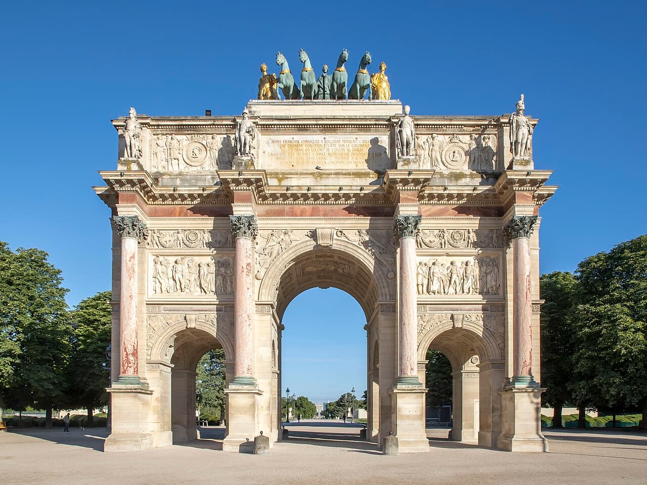 L'Allégorie de la France (façade du Louvre)