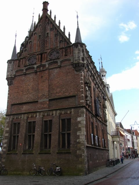 Schepenzaal (Oude Raadhuis) met schouw van Colijn de Nole