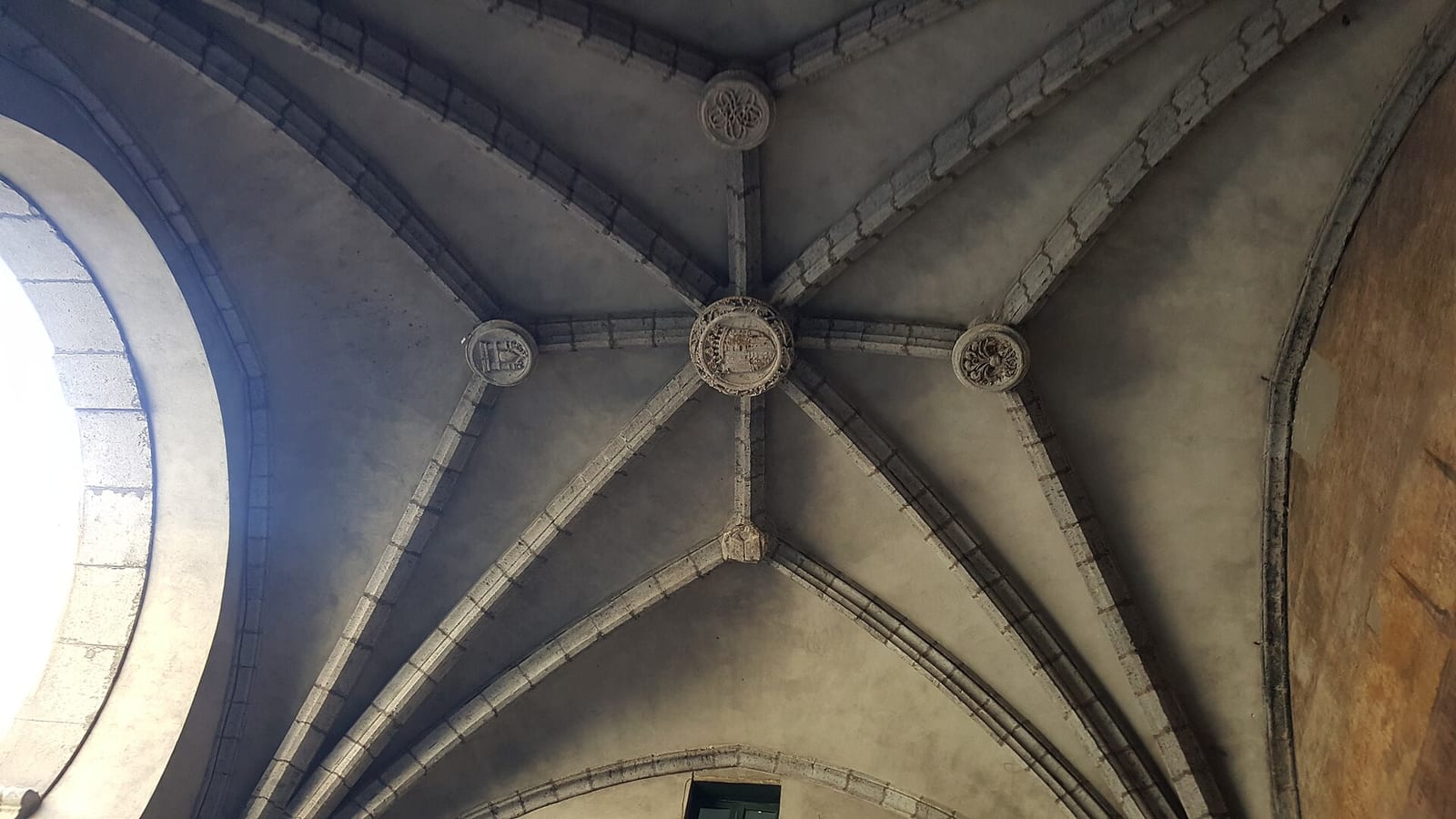 Intérieur de L'Arc de triomphe aragonais du Castel Nuovo