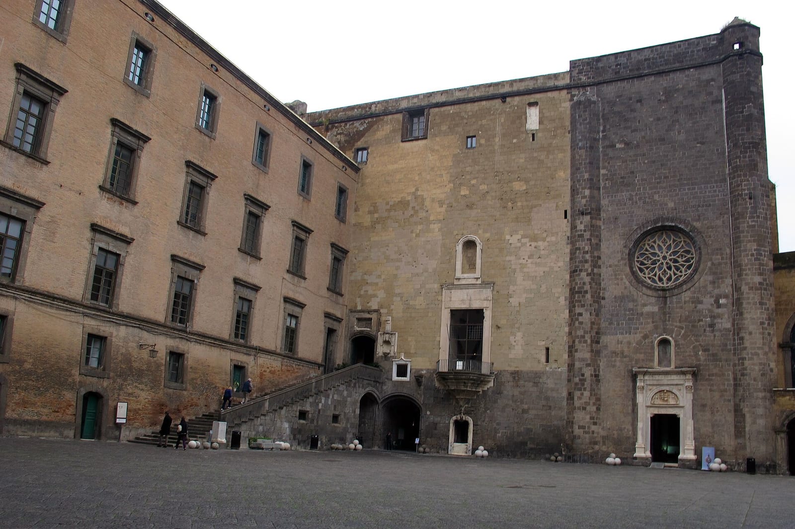 L'Arc de triomphe aragonais du Castel Nuovo dans son environnement