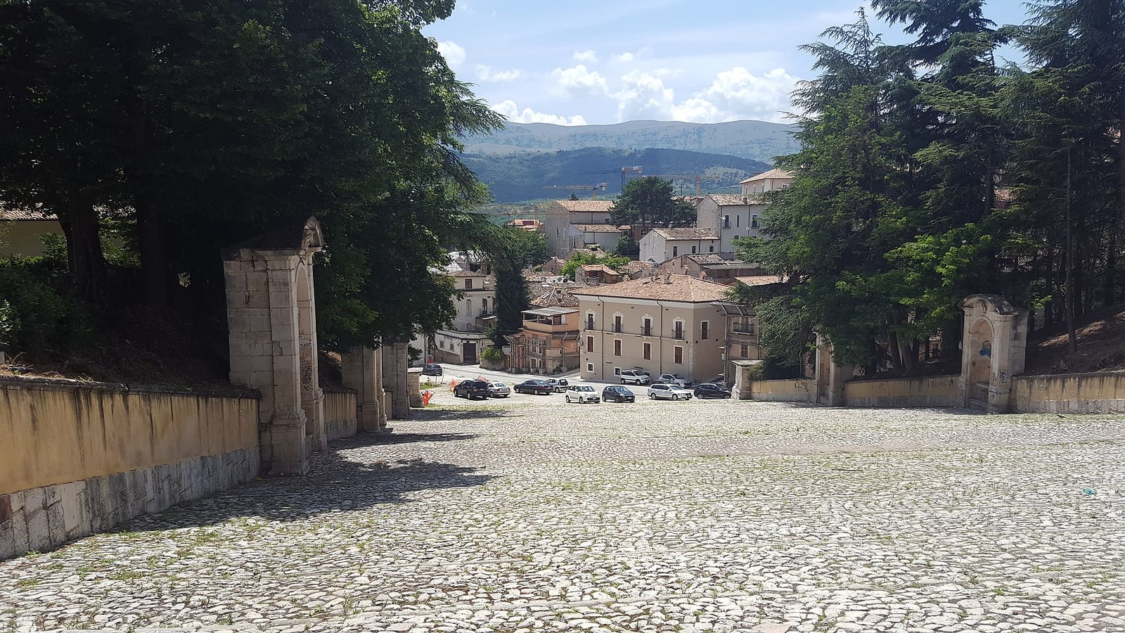 La Basilique San Bernardino de L'Aquila dans son environnement