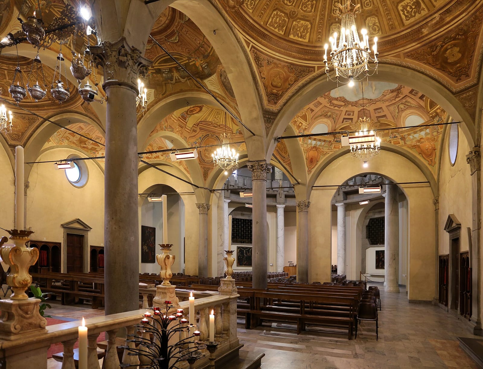 Intérieur de La Basilique Santa Maria delle Grazie à San Giovanni Valdarno (patrie de Masaccio)