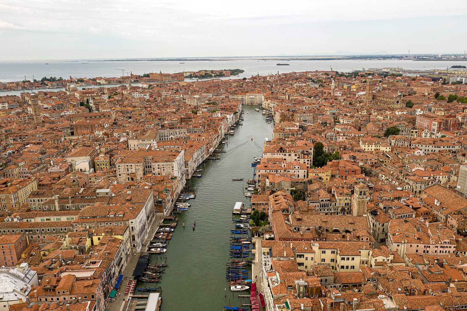 La basilique des Frari (Santa Maria Gloriosa dei Frari) dans son environnement