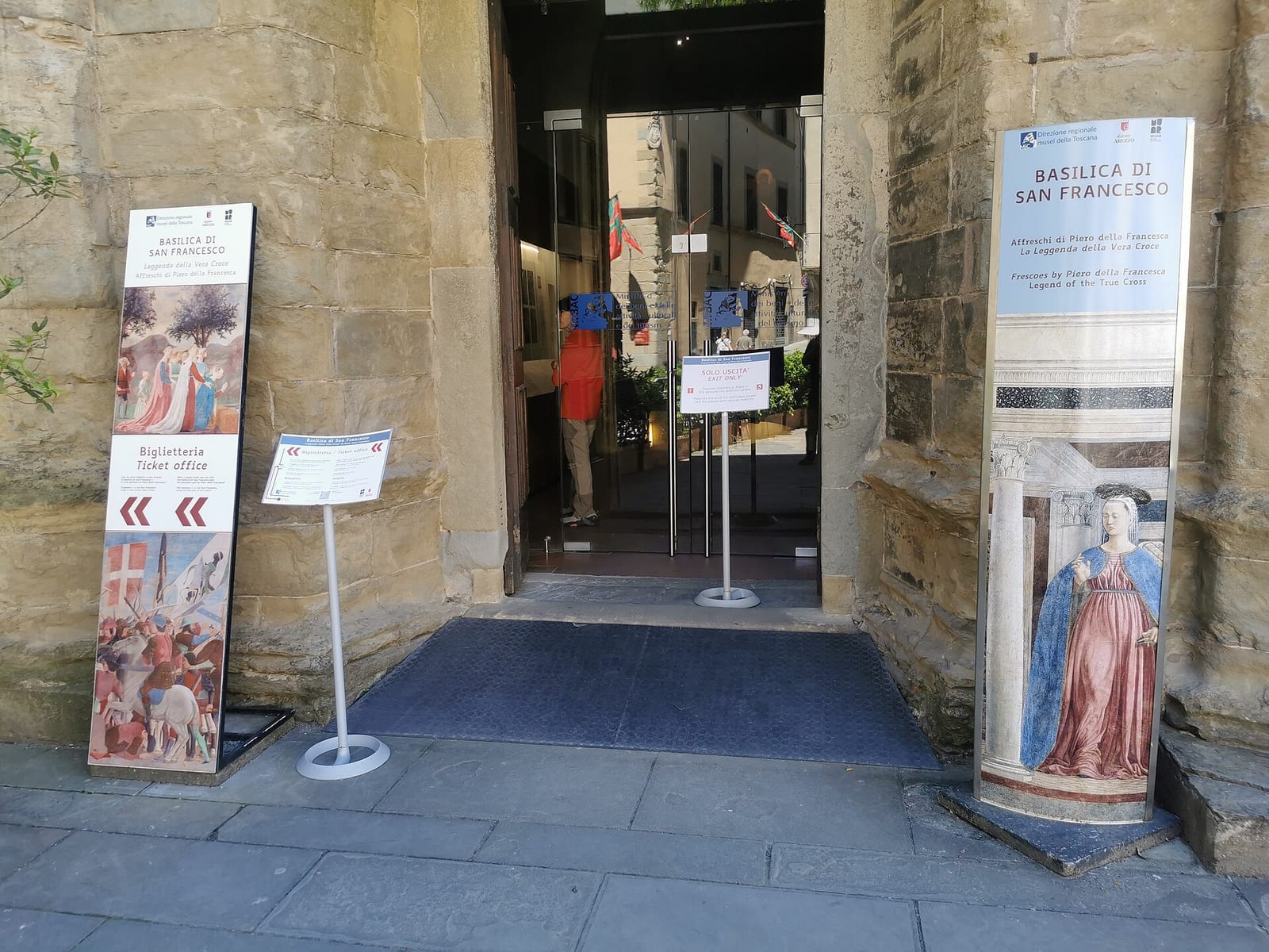 Vue de San Francesco d'Arezzo et les fresques de Piero della Francesca