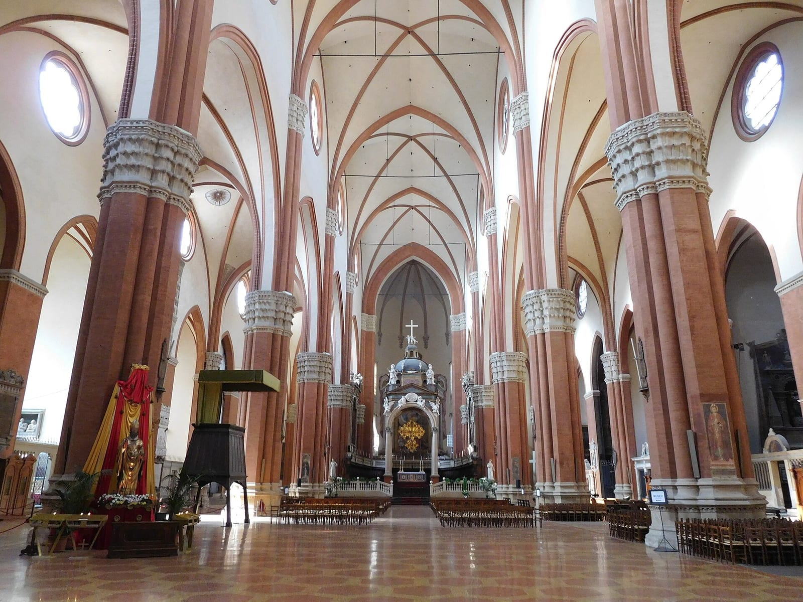 Intérieur de La Basilique San Petronio à Bologne