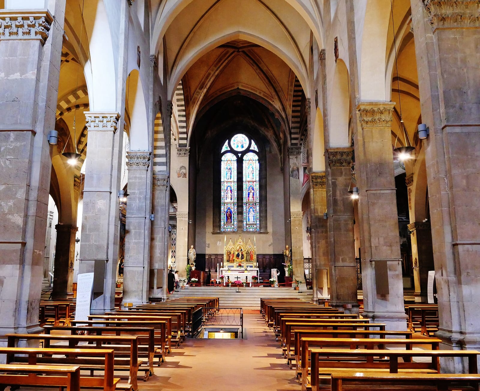 Intérieur de La Basilique Santa Trinita