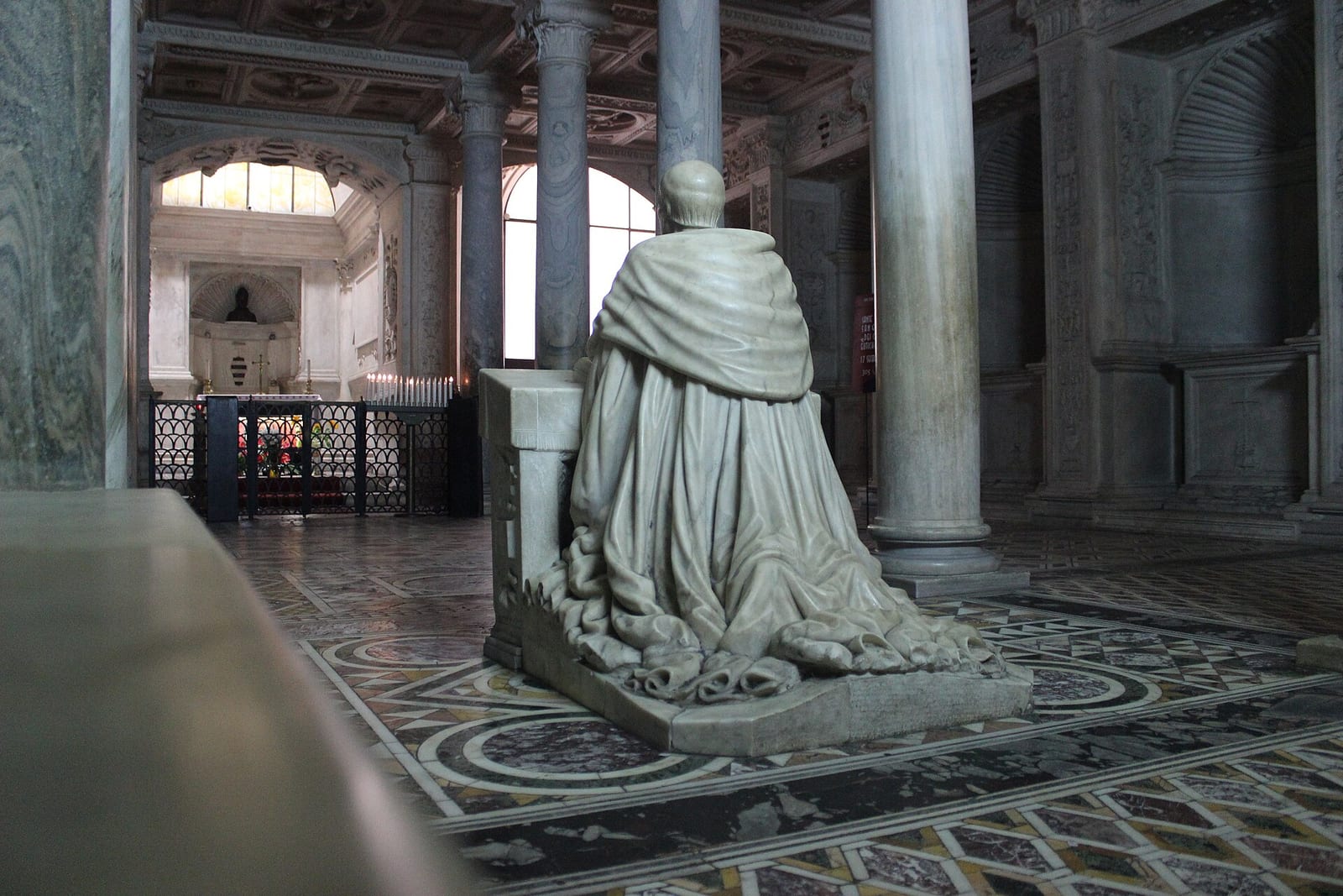 Intérieur de La Chapelle du Succorpo dans le Duomo de Naples