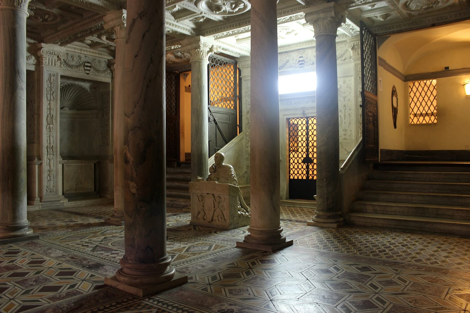Intérieur de La Chapelle du Succorpo dans le Duomo de Naples