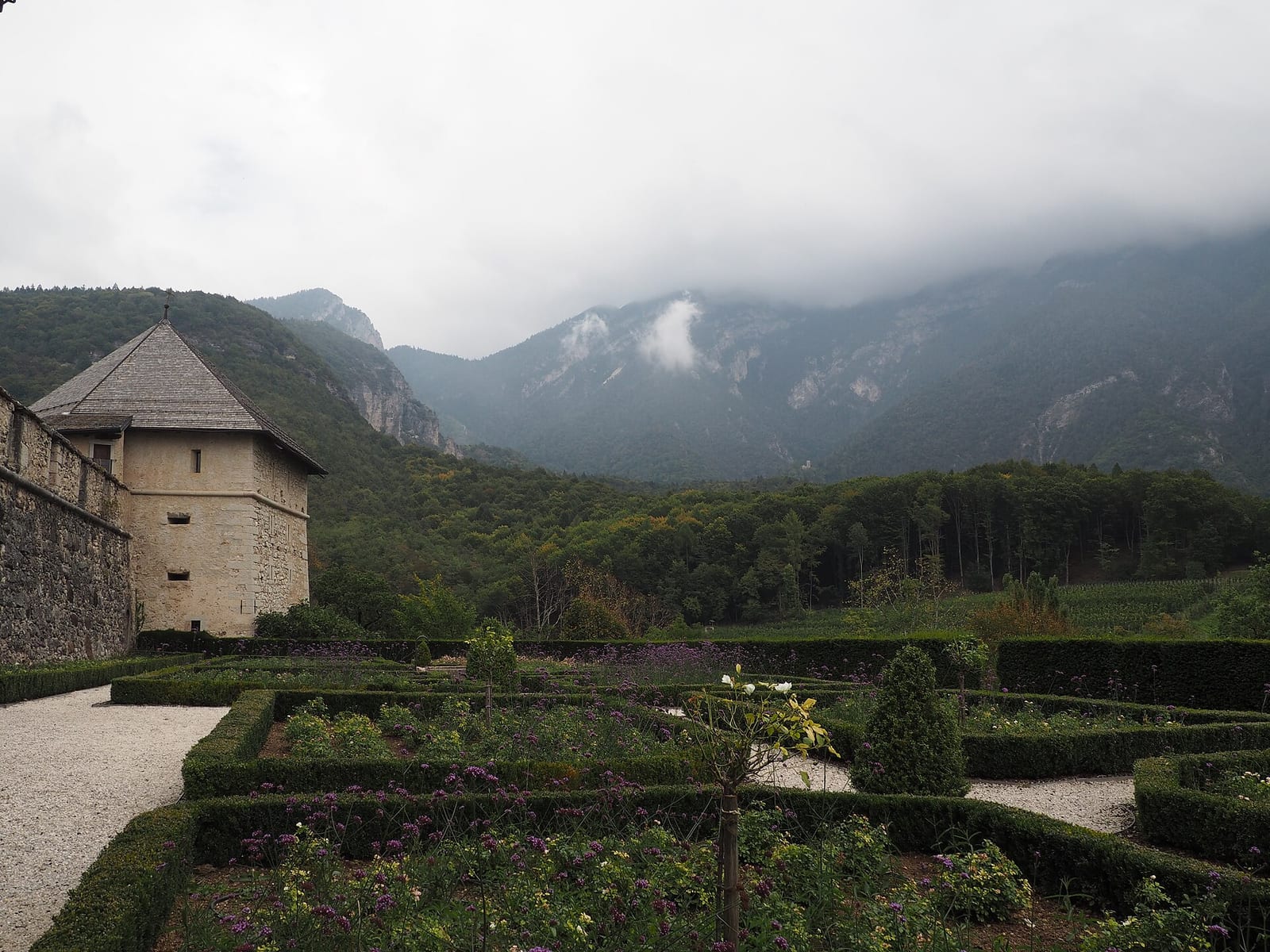 Le Castel Thun (Val di Non) dans son environnement