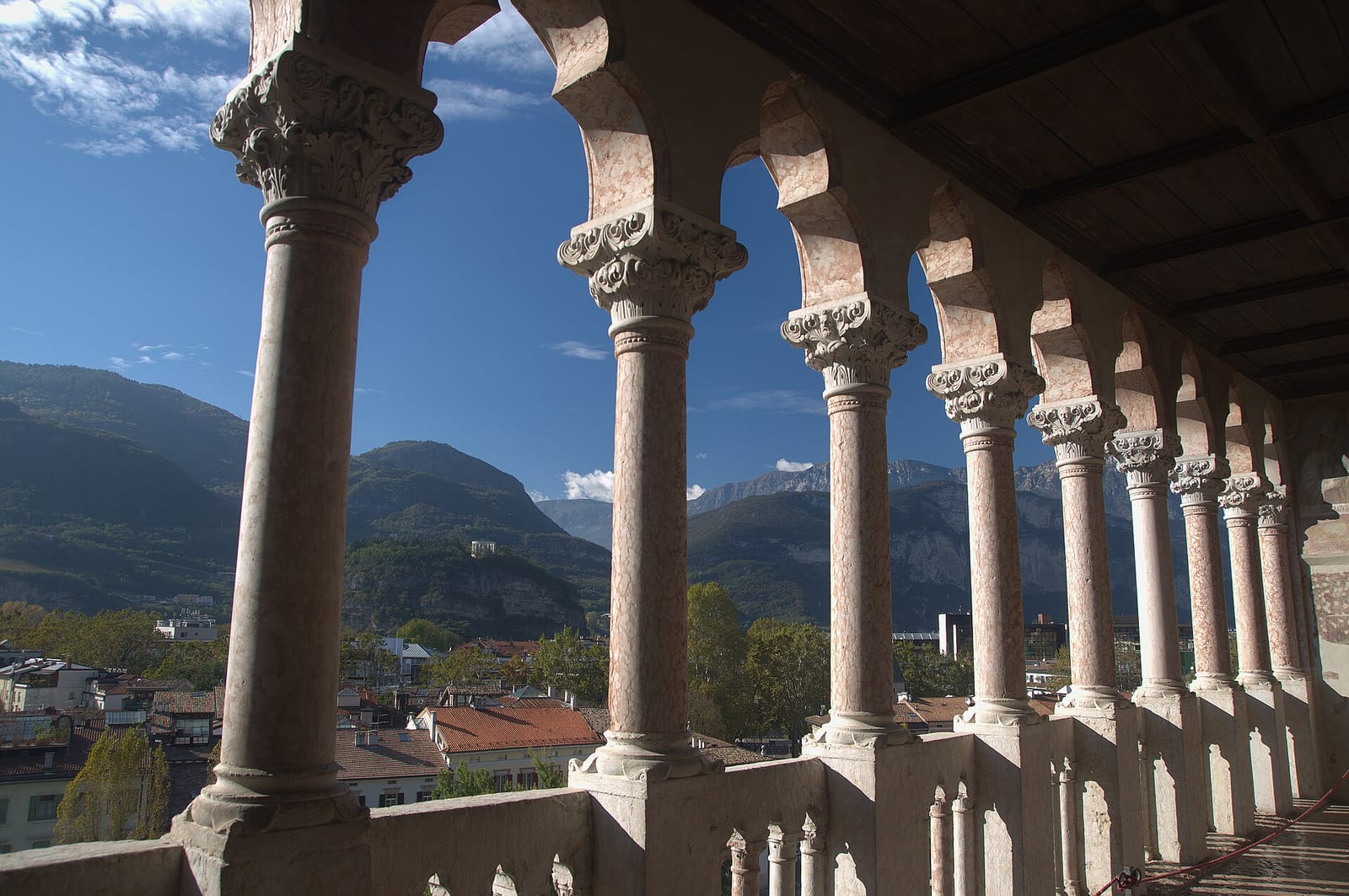 Le Castello del Buonconsiglio et le Magno Palazzo (Trente) dans son environnement