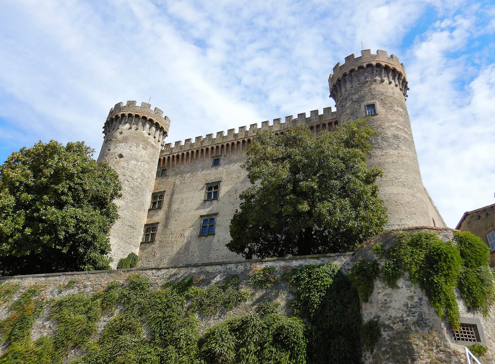 Le Castello Orsini-Odescalchi à Bracciano dans son environnement