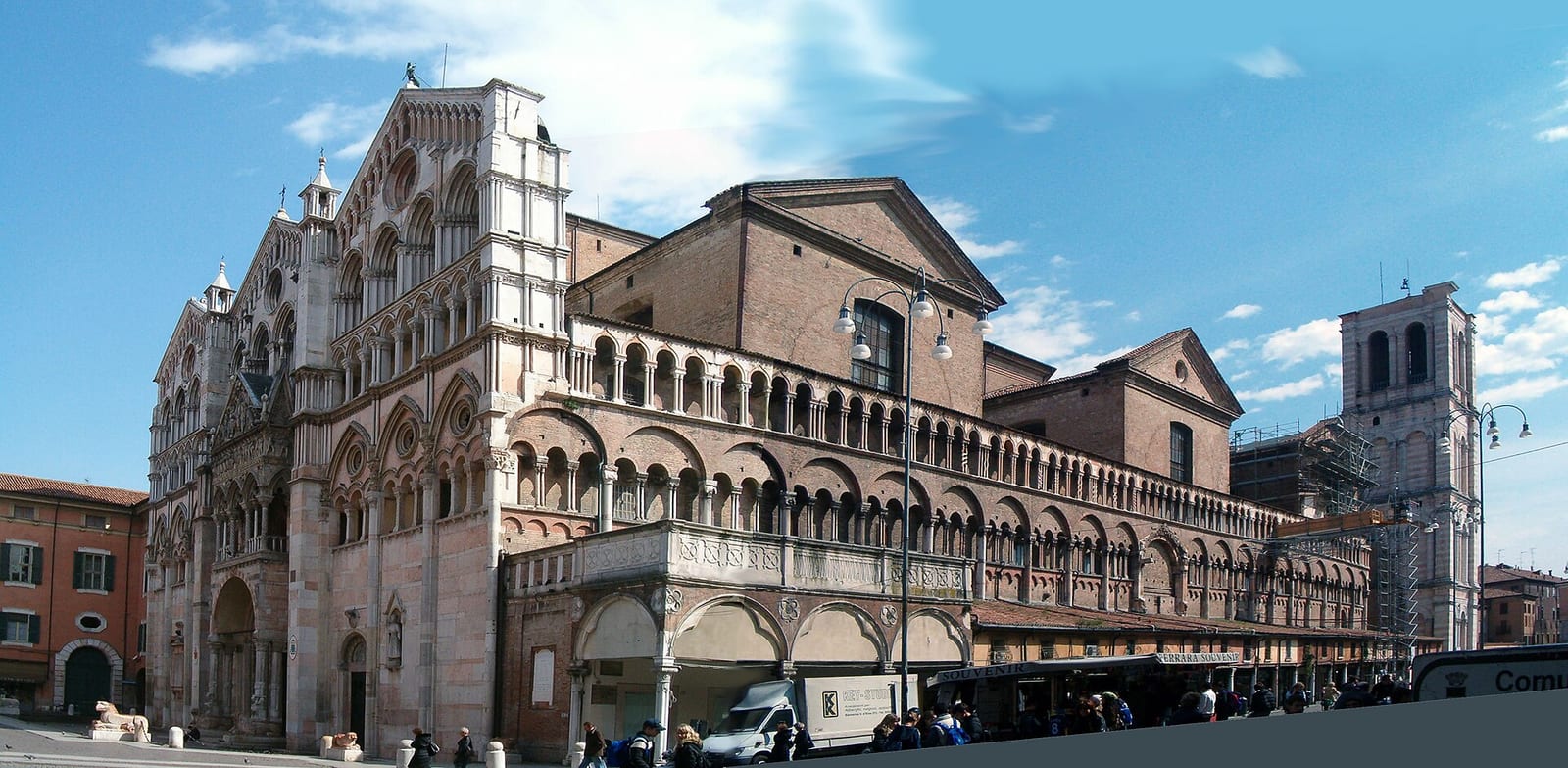 La Cathédrale de Ferrare (Duomo) dans son environnement