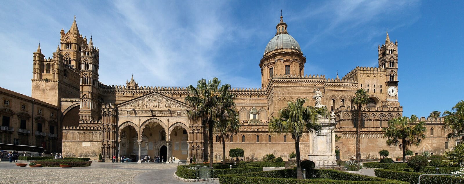 La Cathédrale de Palerme (strate Renaissance des Gagini) dans son environnement