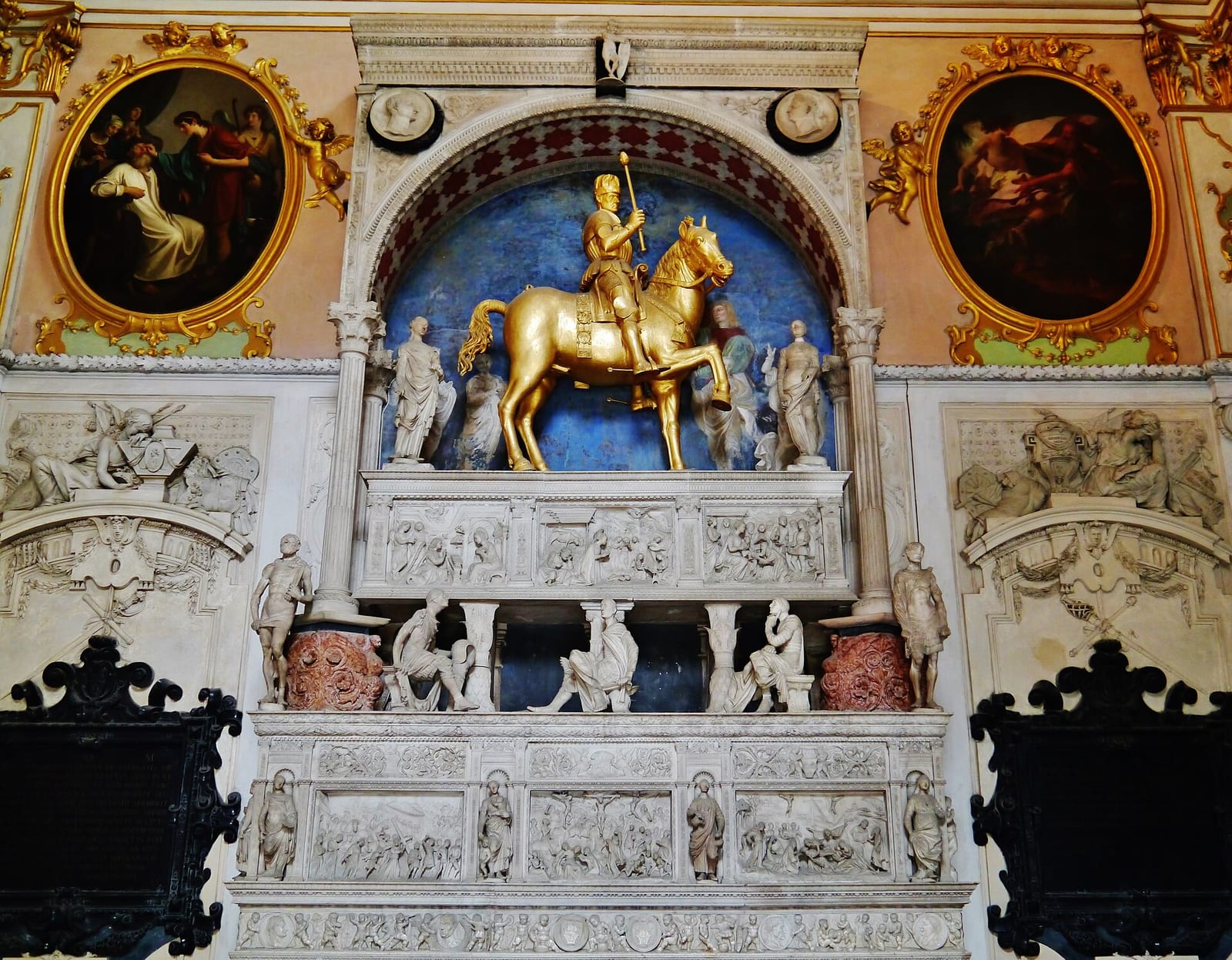 Intérieur de La Chapelle Colleoni de Bergame