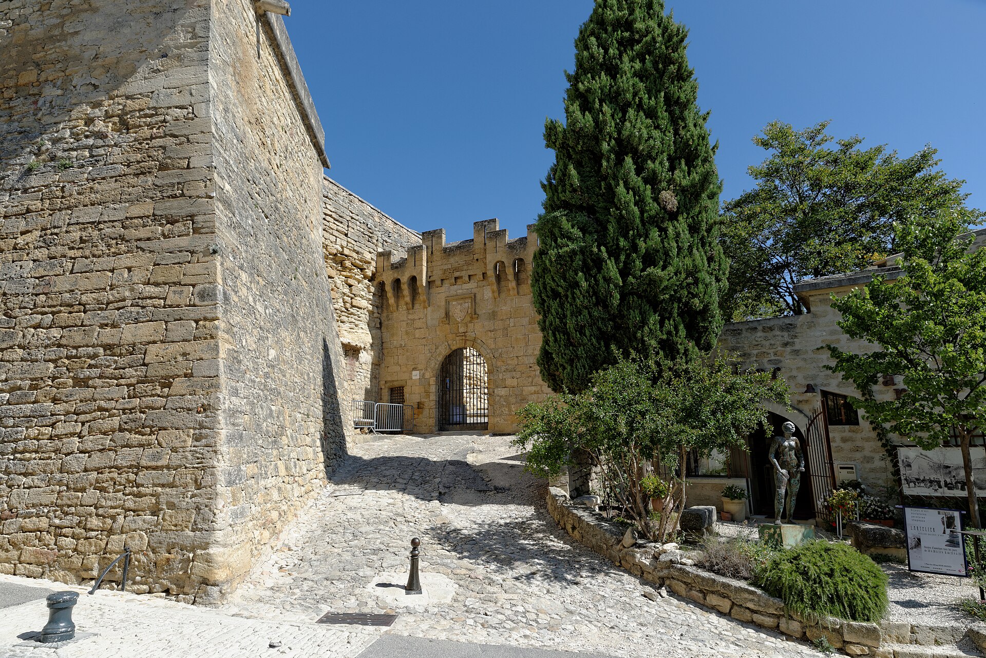 Château d'Ansouis (Ansouis) Château d'Ansouis — château à Ansouis, Vaucluse, façade, classé mh