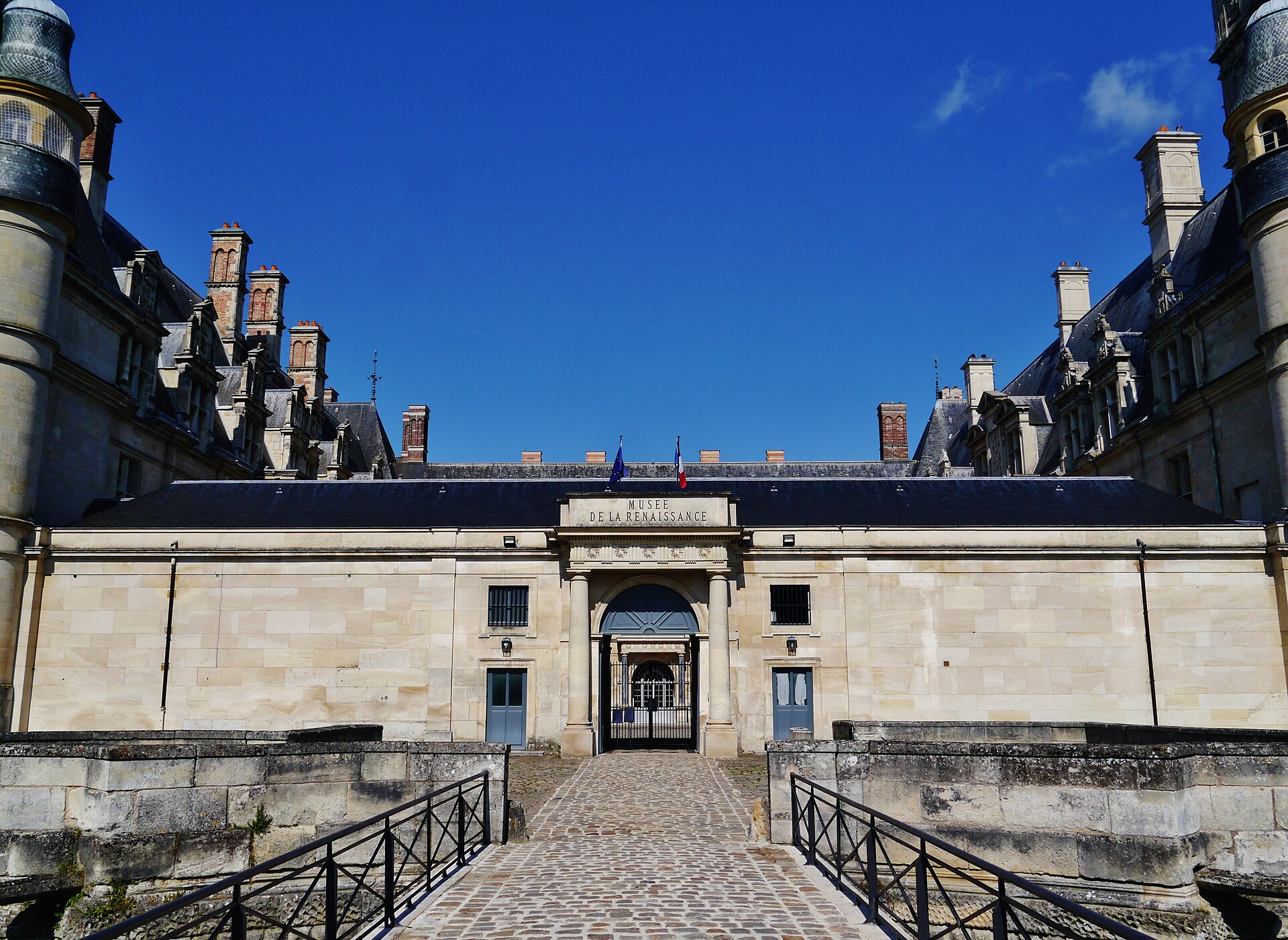 Château d'Écouen — château à Écouen, Val-d'Oise, vue de nuit, classé mh