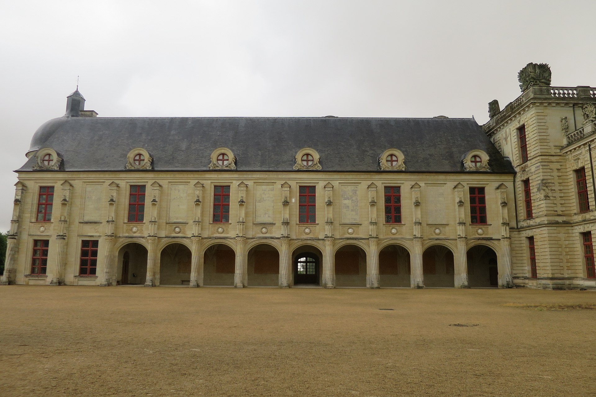 Château d'Oiron (Oiron) Château d'Oiron — château à Oiron, Deux-Sèvres, vue de nuit, classé mh