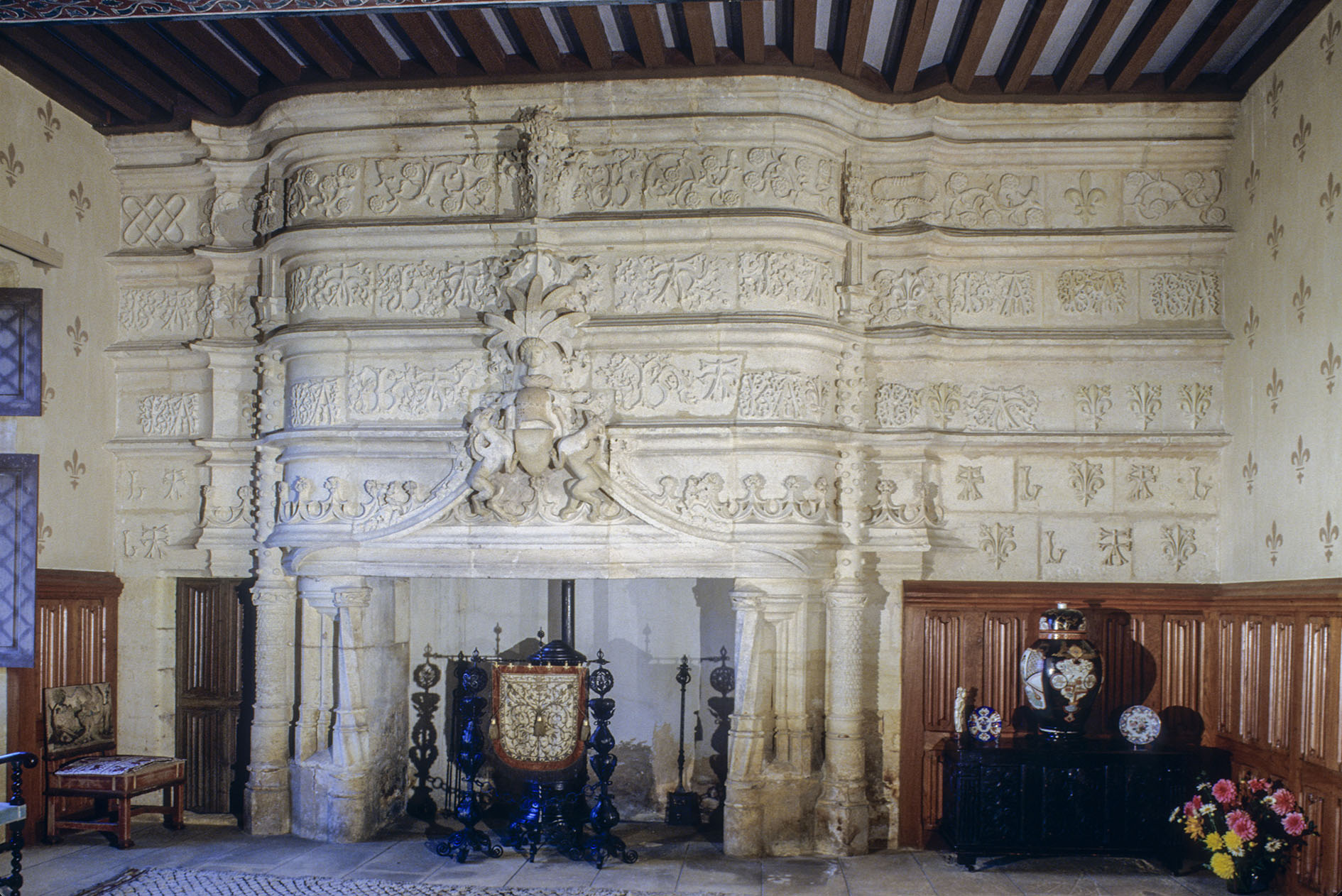 Château de Biron (Biron) Château de Biron — château à Biron, Dordogne, intérieur, classé mh