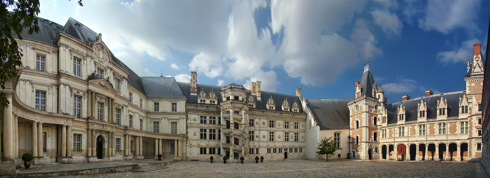 Château de Blois – aile Louis XII (Blois) Château de Blois – aile Louis XII — château à Blois, Loir-et-Cher, façade, classé mh