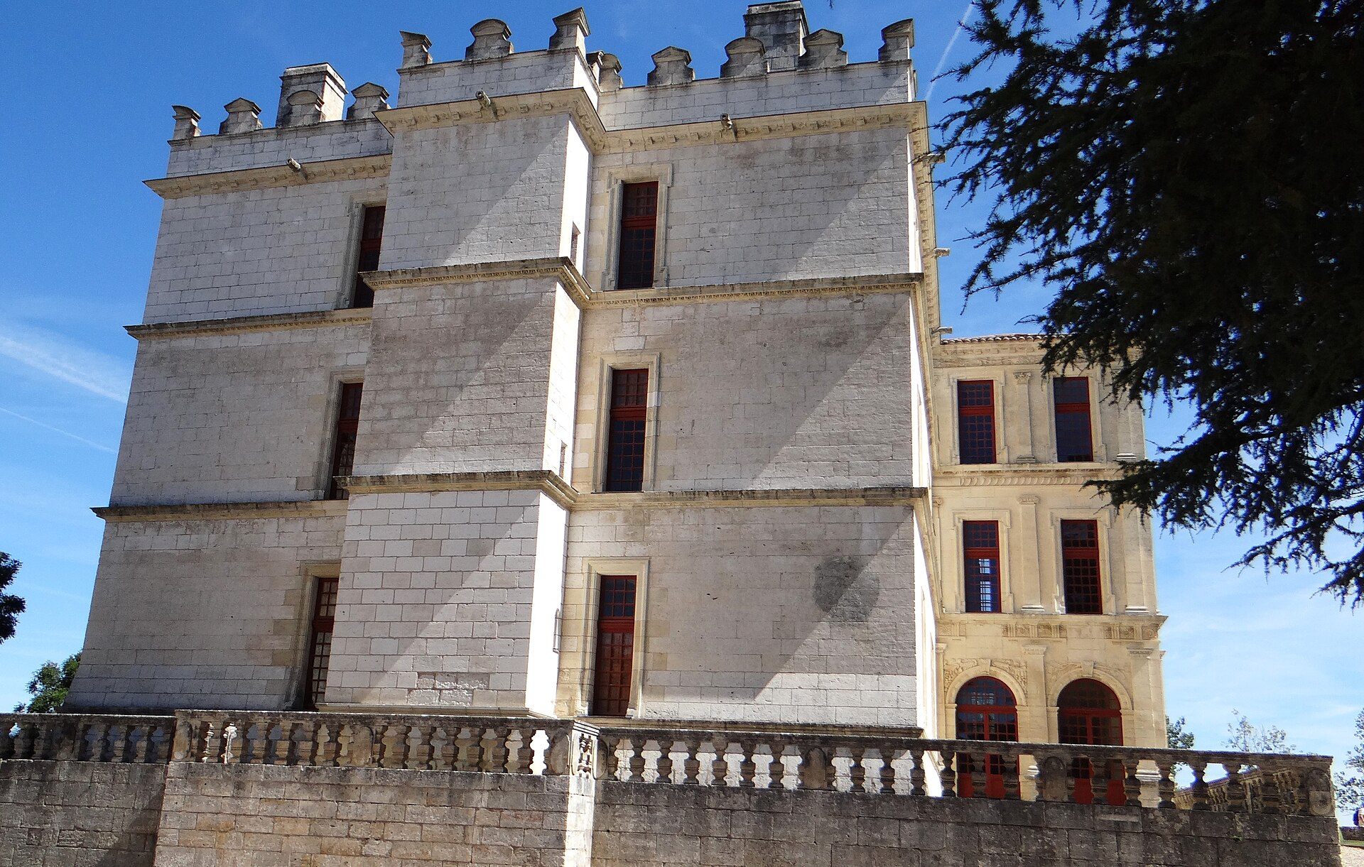 Château de Bourdeilles (Bourdeilles) Château de Bourdeilles — château à Bourdeilles, Dordogne, intérieur, classé mh