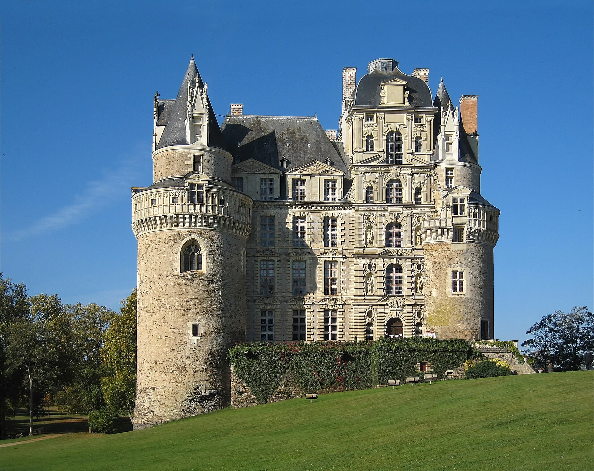 Château de Brissac (Brissac-Loire-Aubance) Château de Brissac — château à Brissac-Loire-Aubance, Maine-et-Loire, façade, classé mh