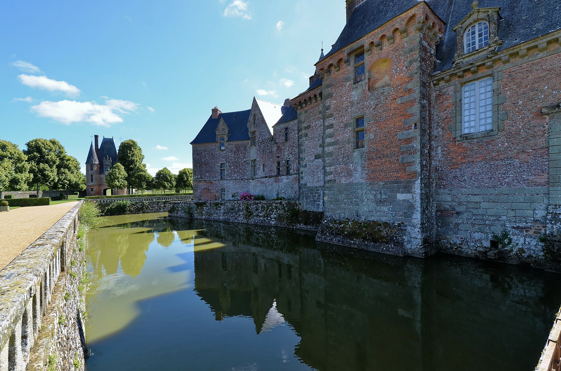 Château de Carrouges (Carrouges) Château de Carrouges — château à Carrouges, Orne, intérieur, classé mh