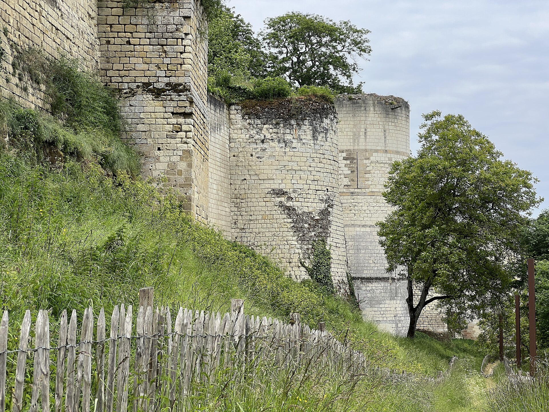 Château de Chinon – logis royal (Chinon) Château de Chinon – logis royal — château à Chinon, Indre-et-Loire, vue de nuit, classé mh