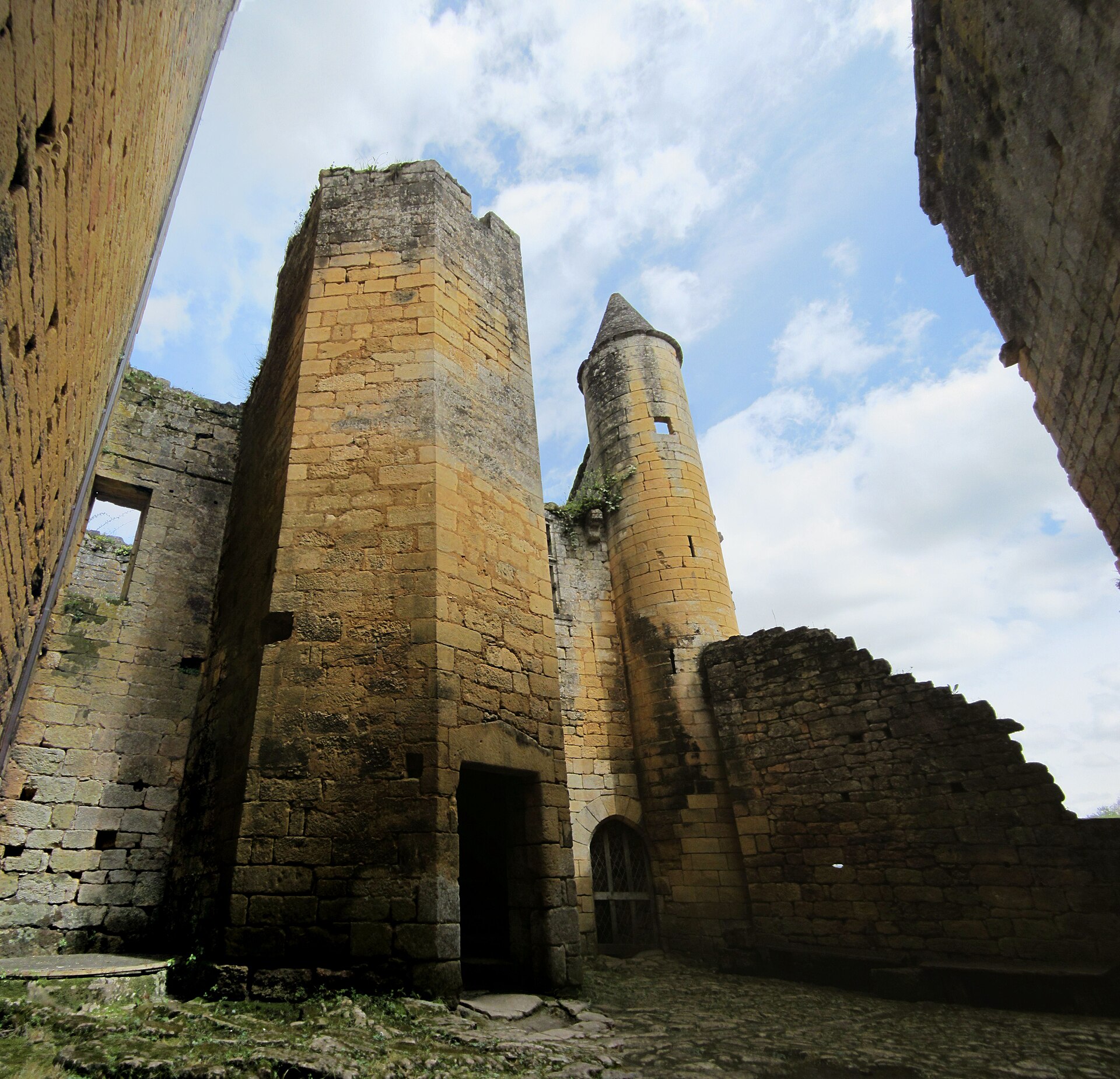 Château de Commarque (Les Eyzies) Château de Commarque — château à Les Eyzies, Dordogne, intérieur, classé mh