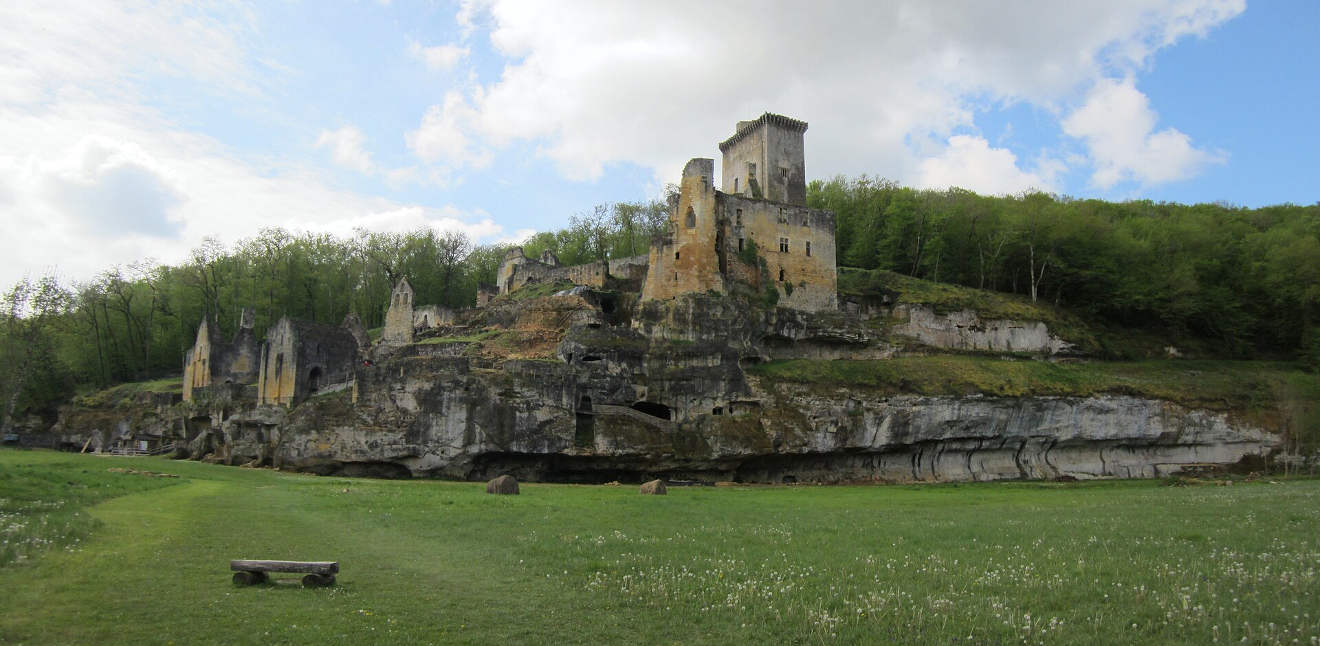 Château de Commarque (Les Eyzies) Château de Commarque — château à Les Eyzies, Dordogne, vue de nuit, classé mh