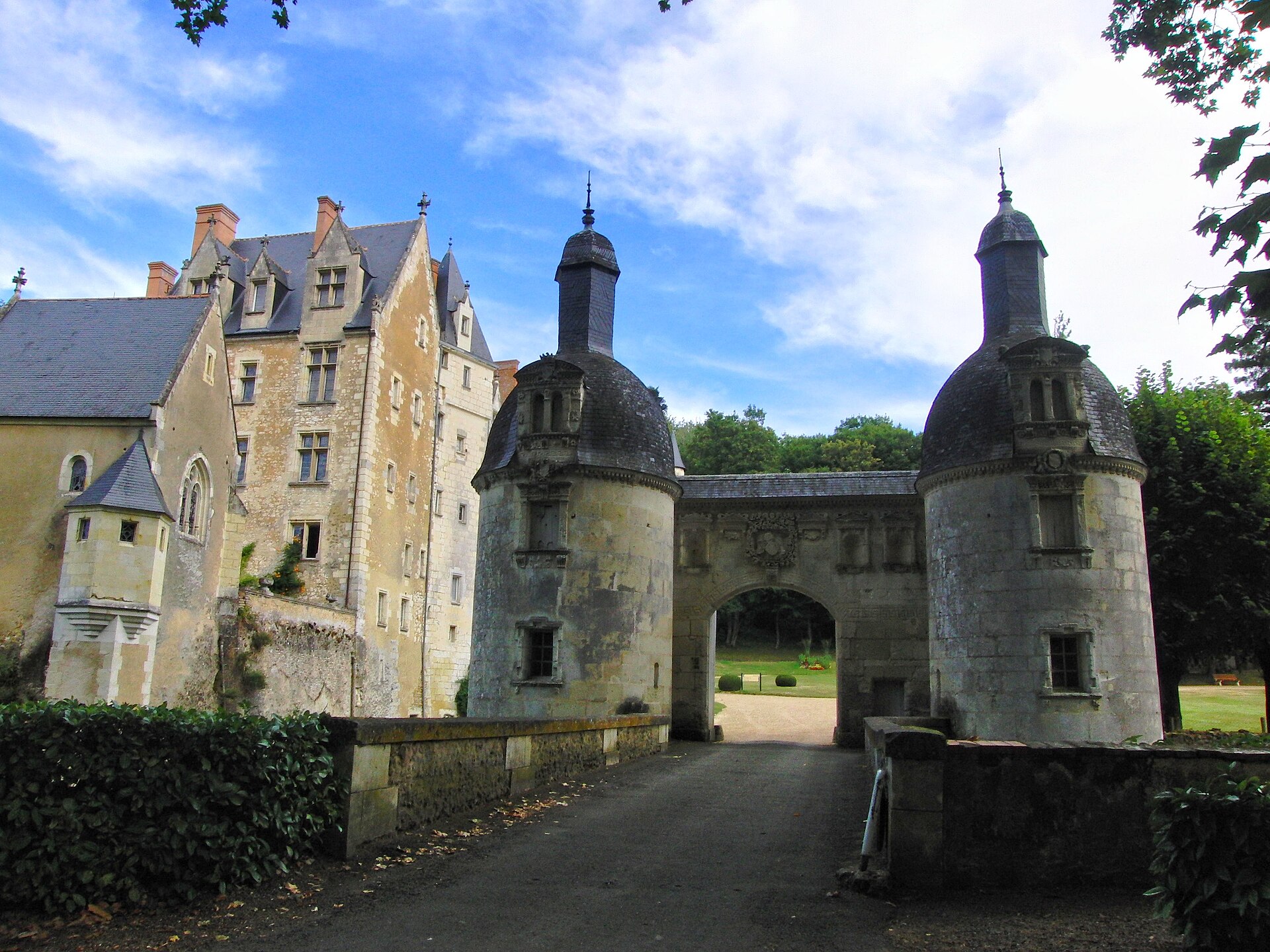 Château de Courtanvaux (Bessé-sur-Braye) Château de Courtanvaux — château à Bessé-sur-Braye, Sarthe, vue de nuit, classé mh