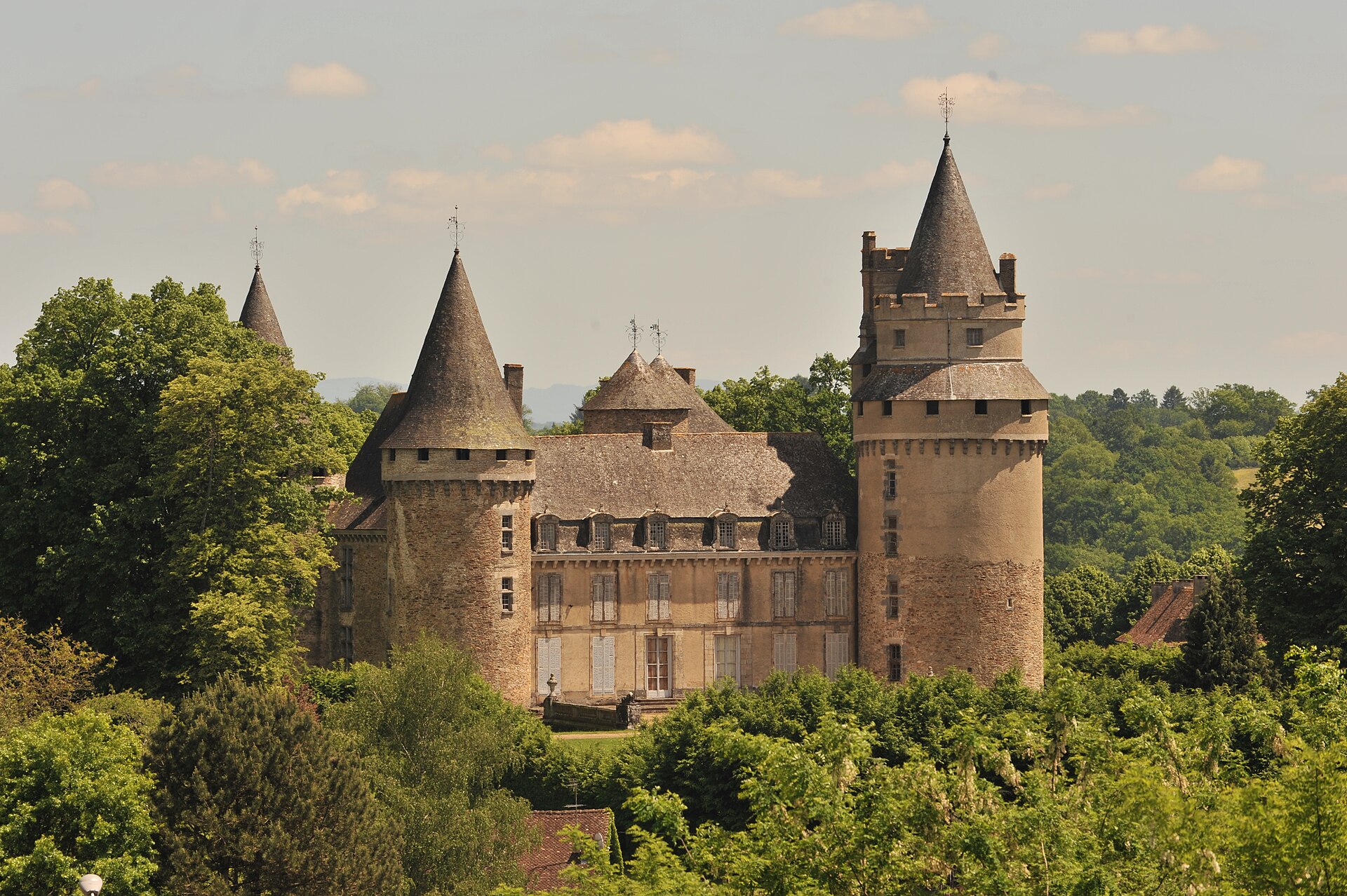 Château de Coussac-Bonneval (Coussac-Bonneval) Château de Coussac-Bonneval — château à Coussac-Bonneval, Haute-Vienne, intérieur, classé mh