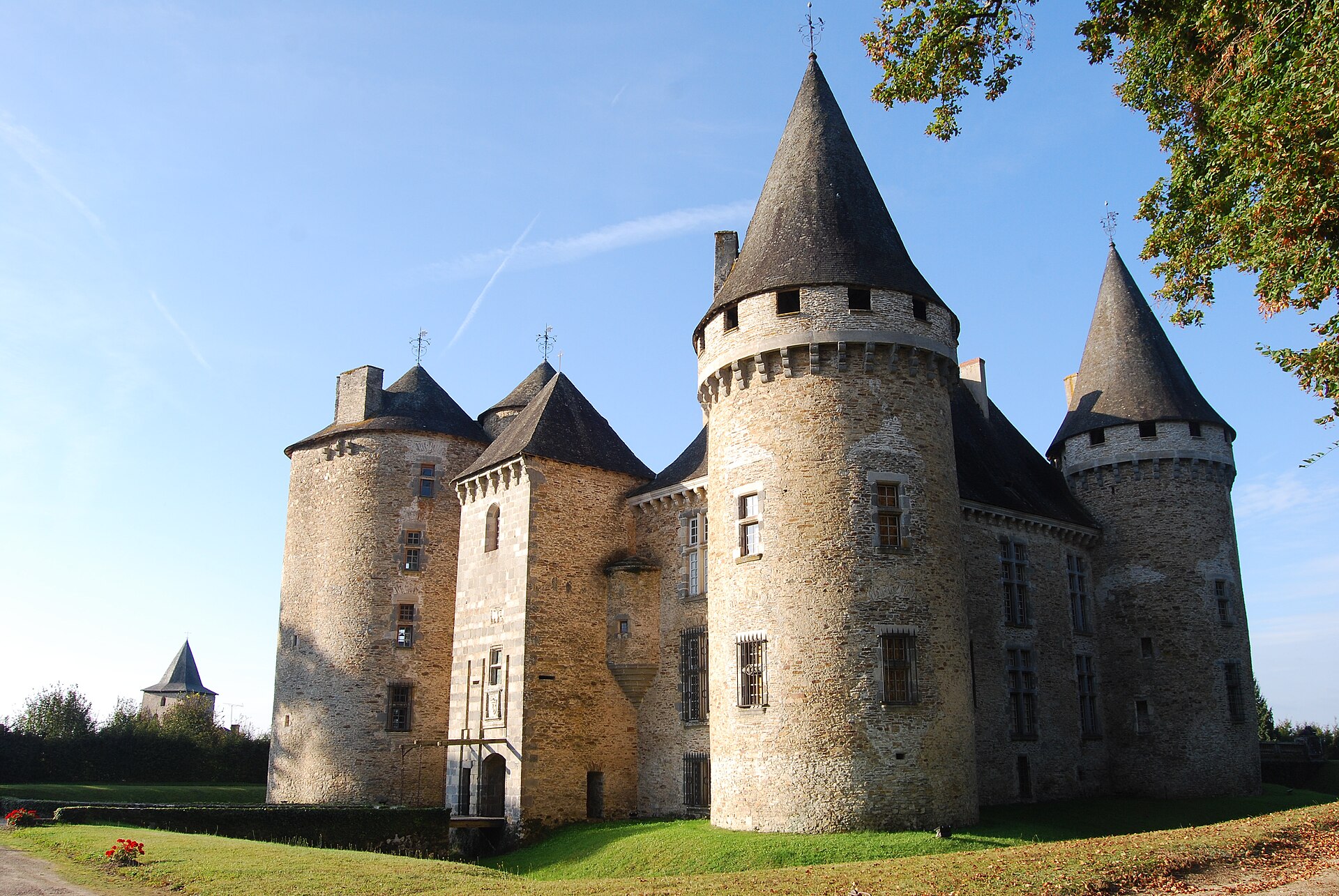 Château de Coussac-Bonneval (Coussac-Bonneval) Château de Coussac-Bonneval — château à Coussac-Bonneval, Haute-Vienne, vue de nuit, classé mh