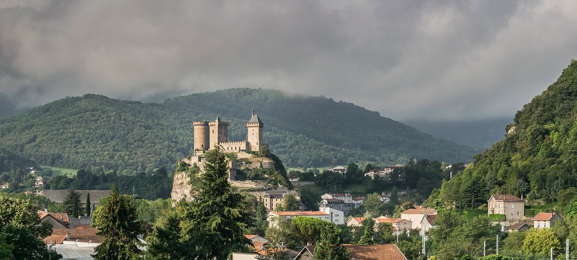Château de Foix — château à Foix, Ariège, vue de nuit, classé mh