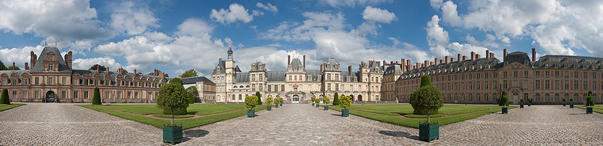Château de Fontainebleau (Fontainebleau) Château de Fontainebleau — château à Fontainebleau, Seine-et-Marne, façade, classé mh