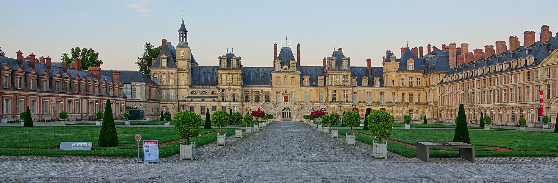 Château de Fontainebleau (Fontainebleau) Château de Fontainebleau — château à Fontainebleau, Seine-et-Marne, vue de nuit, classé mh