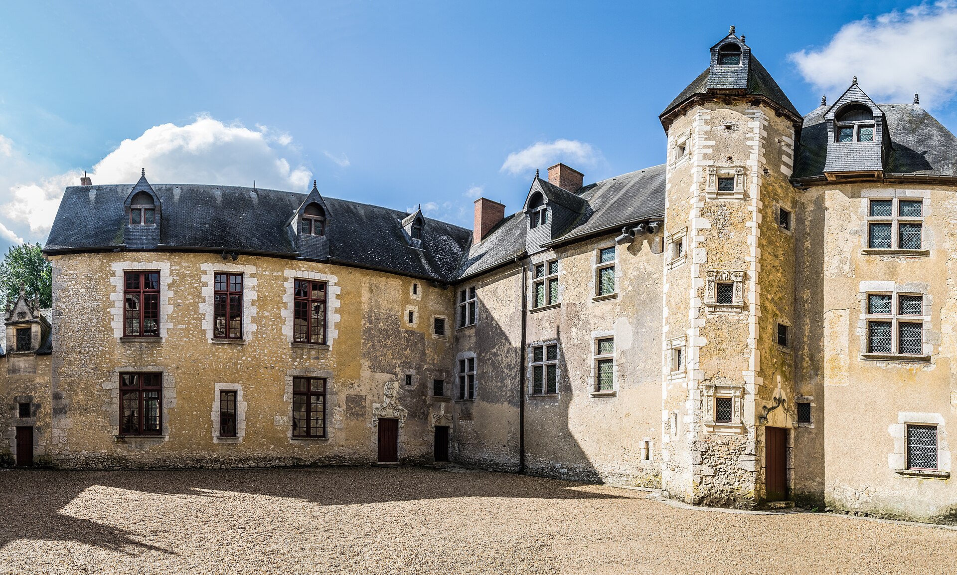 Château de Fougères-sur-Bièvre — château à Fougères-sur-Bièvre, Loir-et-Cher, intérieur, classé mh