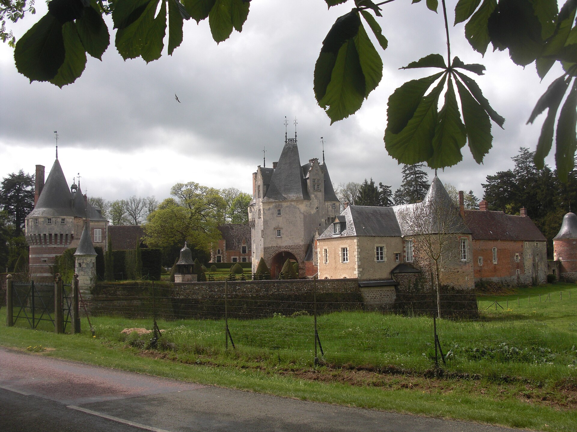 Château de Frazé (Frazé) Château de Frazé — château à Frazé, Eure-et-Loir, intérieur, classé mh