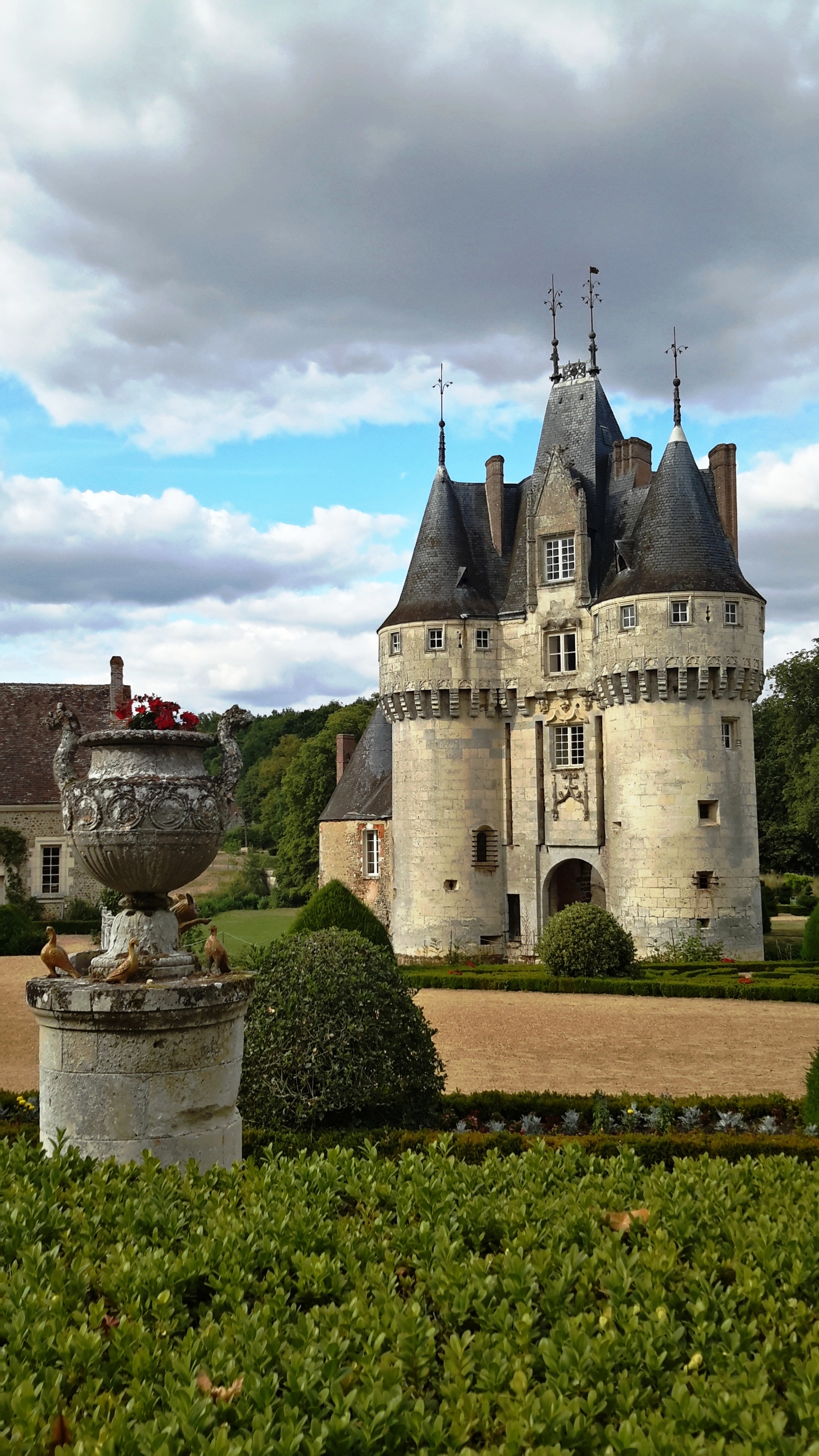 Château de Frazé (Frazé) Château de Frazé — château à Frazé, Eure-et-Loir, vue de nuit, classé mh