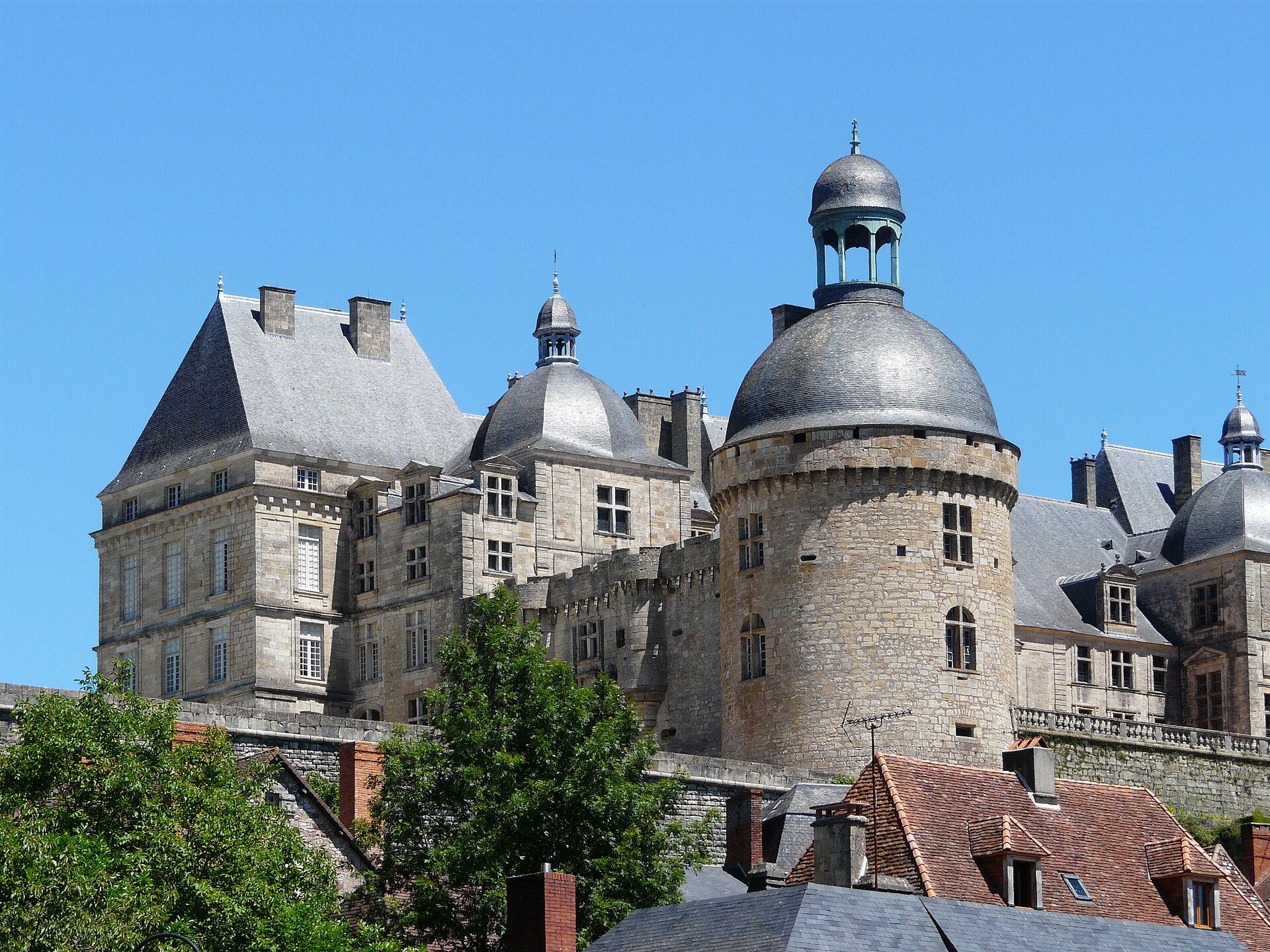 Château de Hautefort (Hautefort) Château de Hautefort — château à Hautefort, Dordogne, façade, classé mh