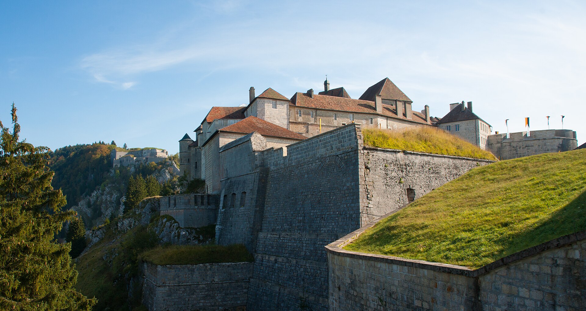 Château de Joux (La Cluse-et-Mijoux) Château de Joux — château à La Cluse-et-Mijoux, Doubs, intérieur, classé mh