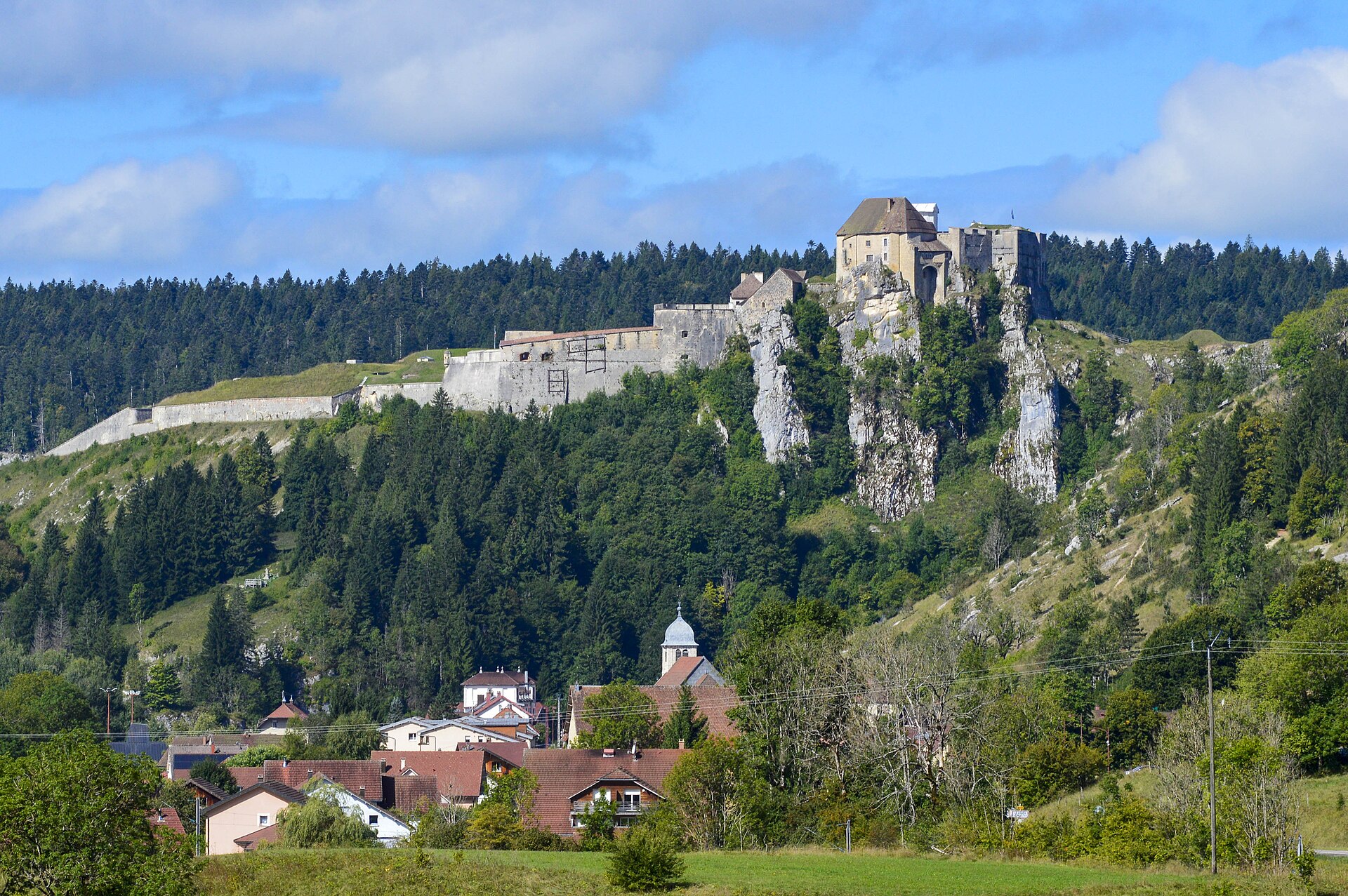 Château de Joux (La Cluse-et-Mijoux) Château de Joux — château à La Cluse-et-Mijoux, Doubs, vue de nuit, classé mh