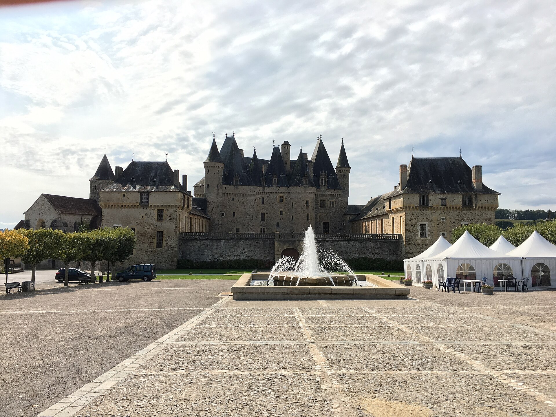 Château de Jumilhac-le-Grand (Jumilhac-le-Grand) Château de Jumilhac-le-Grand — château à Jumilhac-le-Grand, Dordogne, façade, classé mh