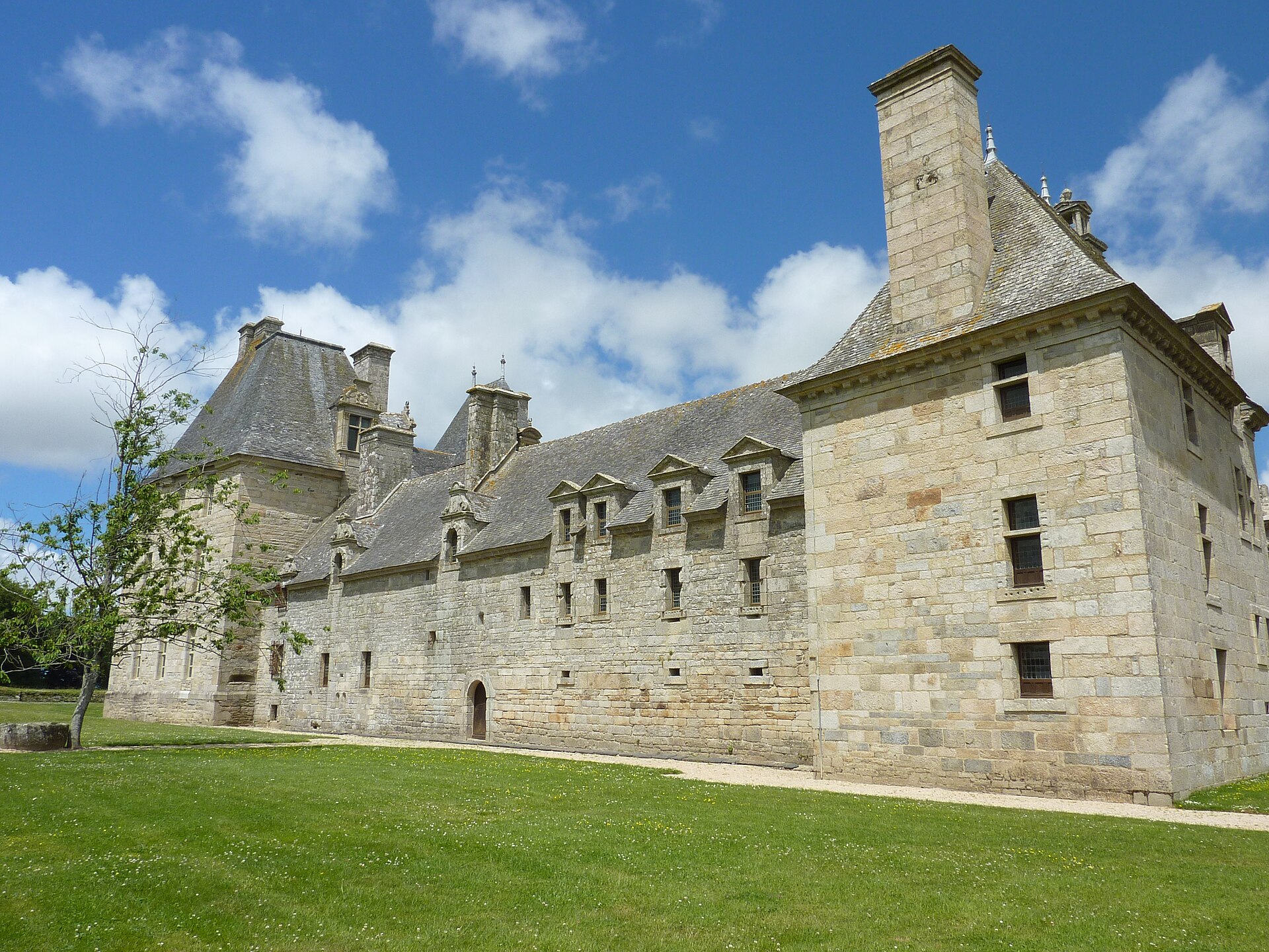Château de Kerjean (Saint-Vougay) Château de Kerjean — château à Saint-Vougay, Finistère, façade, classé mh