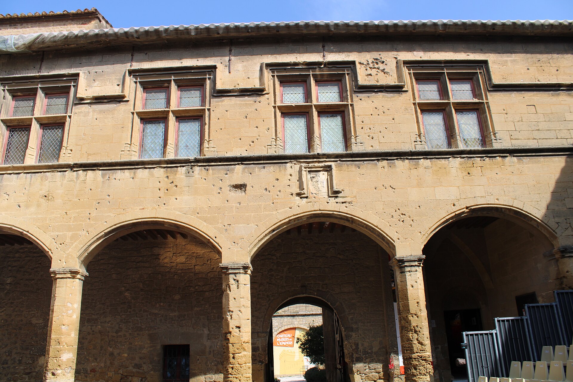 Château de l'Empéri (Salon-de-Provence) Château de l'Empéri — château à Salon-de-Provence, Bouches-du-Rhône, façade, classé mh