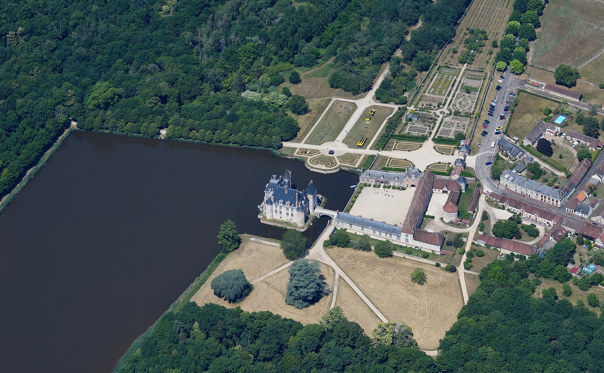Château de la Bussière (La Bussière) Château de la Bussière — château à La Bussière, Loiret, façade, classé mh