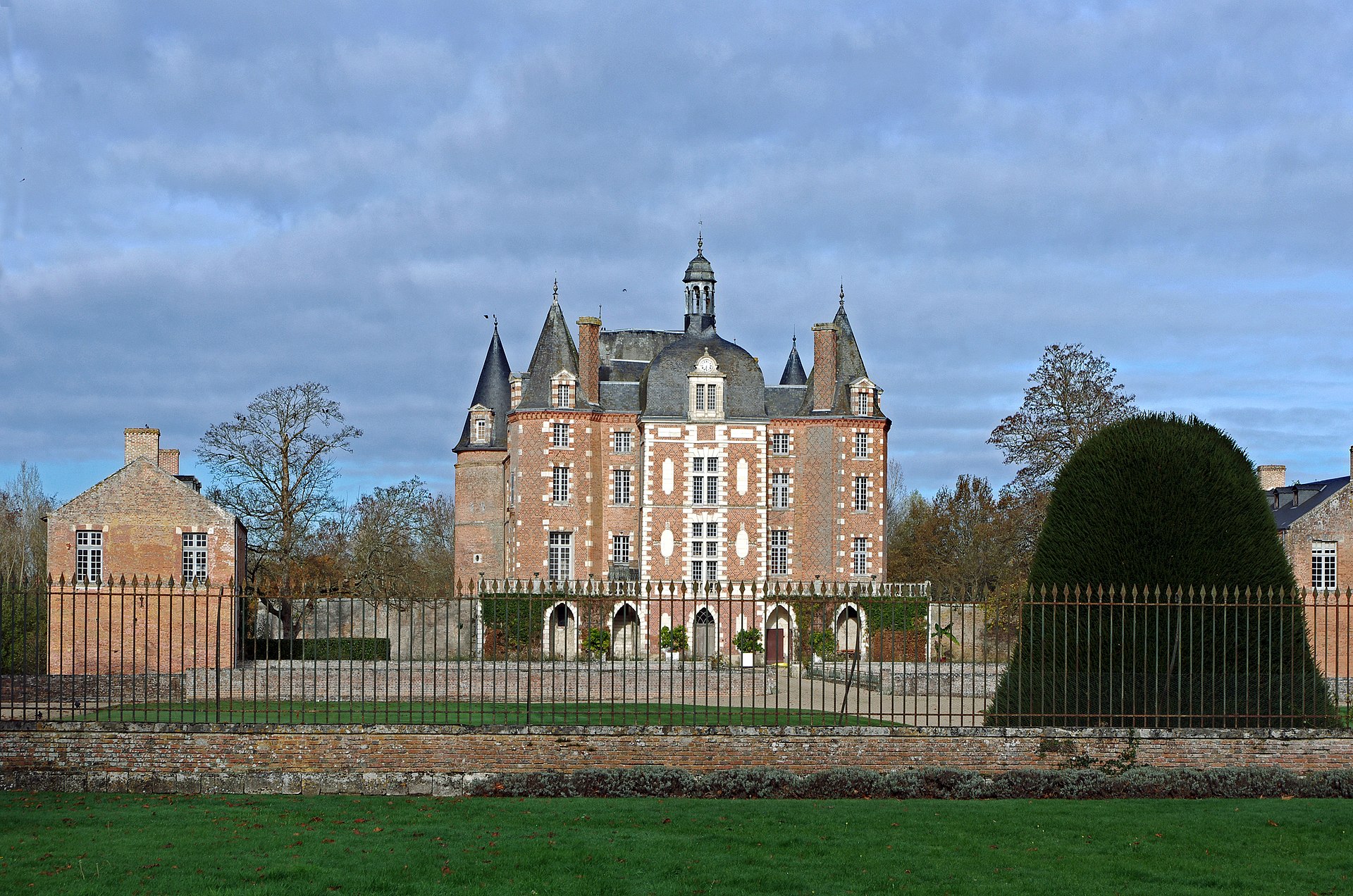 Château de la Ferté-Imbault (La Ferté-Imbault) Château de la Ferté-Imbault — château à La Ferté-Imbault, Loir-et-Cher, façade, inscrit mh