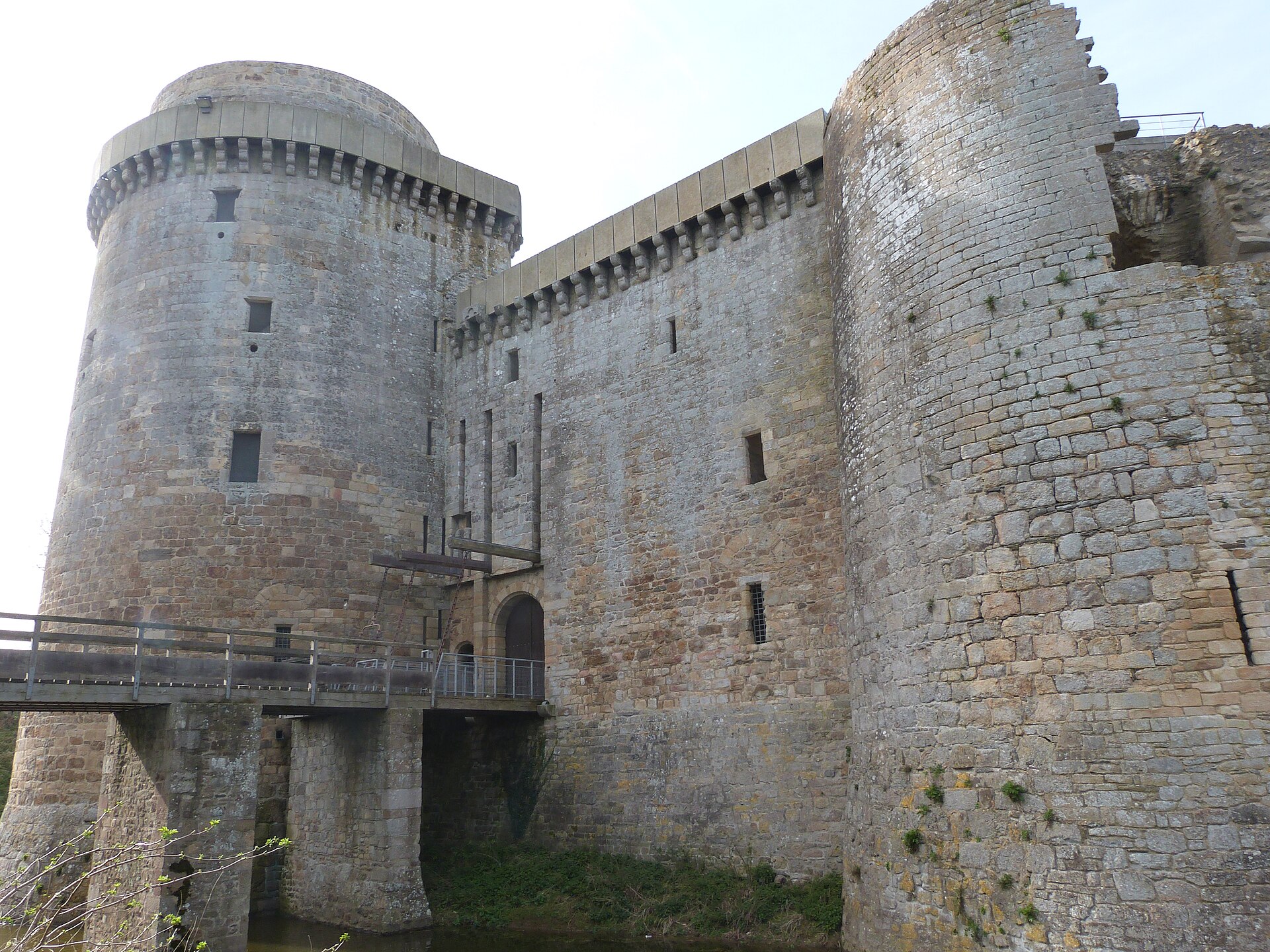 Château de la Hunaudaye (Plédéliac) Château de la Hunaudaye — château à Plédéliac, Côtes-d'Armor, façade, classé mh